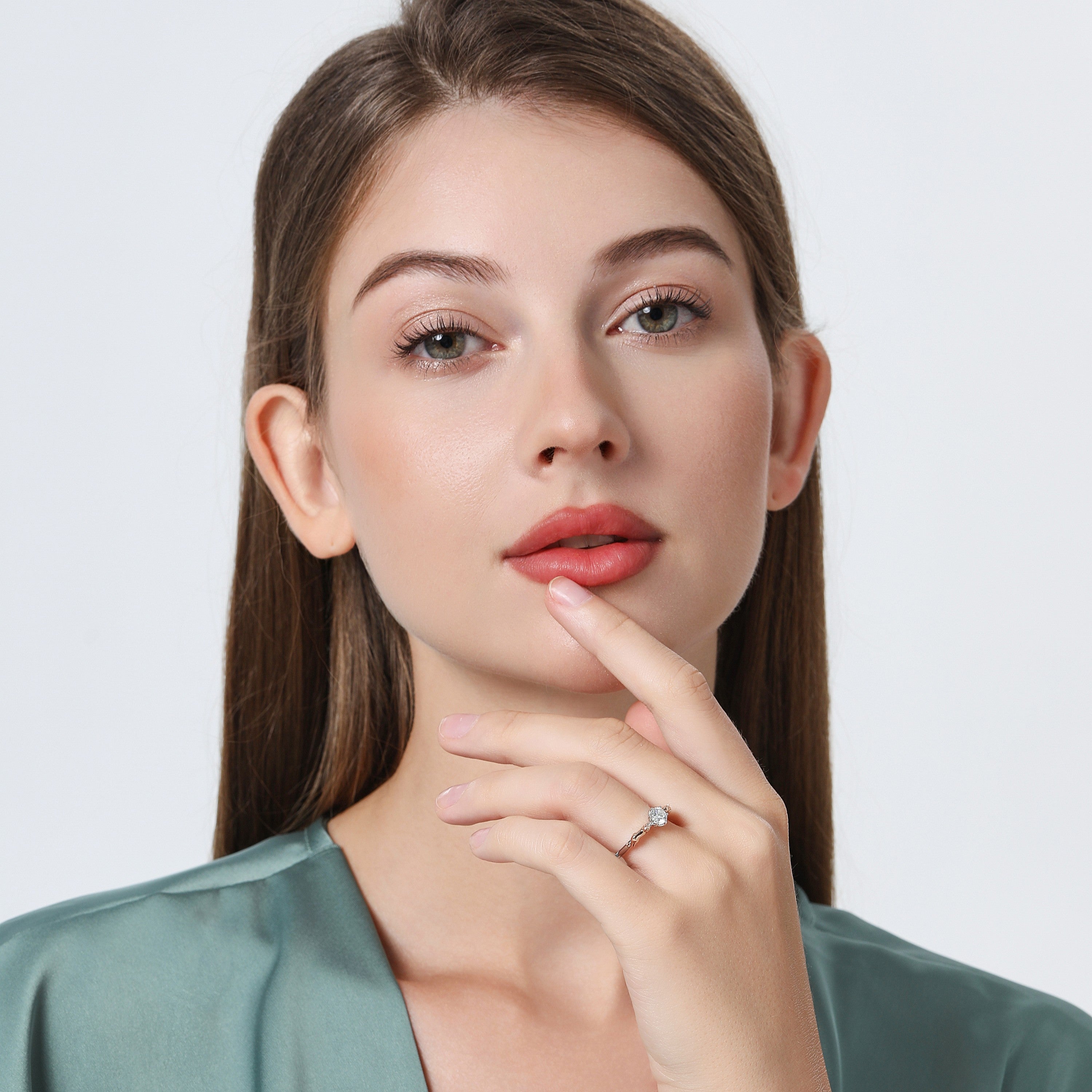 猫の婚約指輪(エンゲージリング)。二匹の猫が力を合わせてダイヤモンドを支えるデザインの猫の婚約指輪(Photo of a woman wearing the ring1)。商品名はGatti Gemelli。