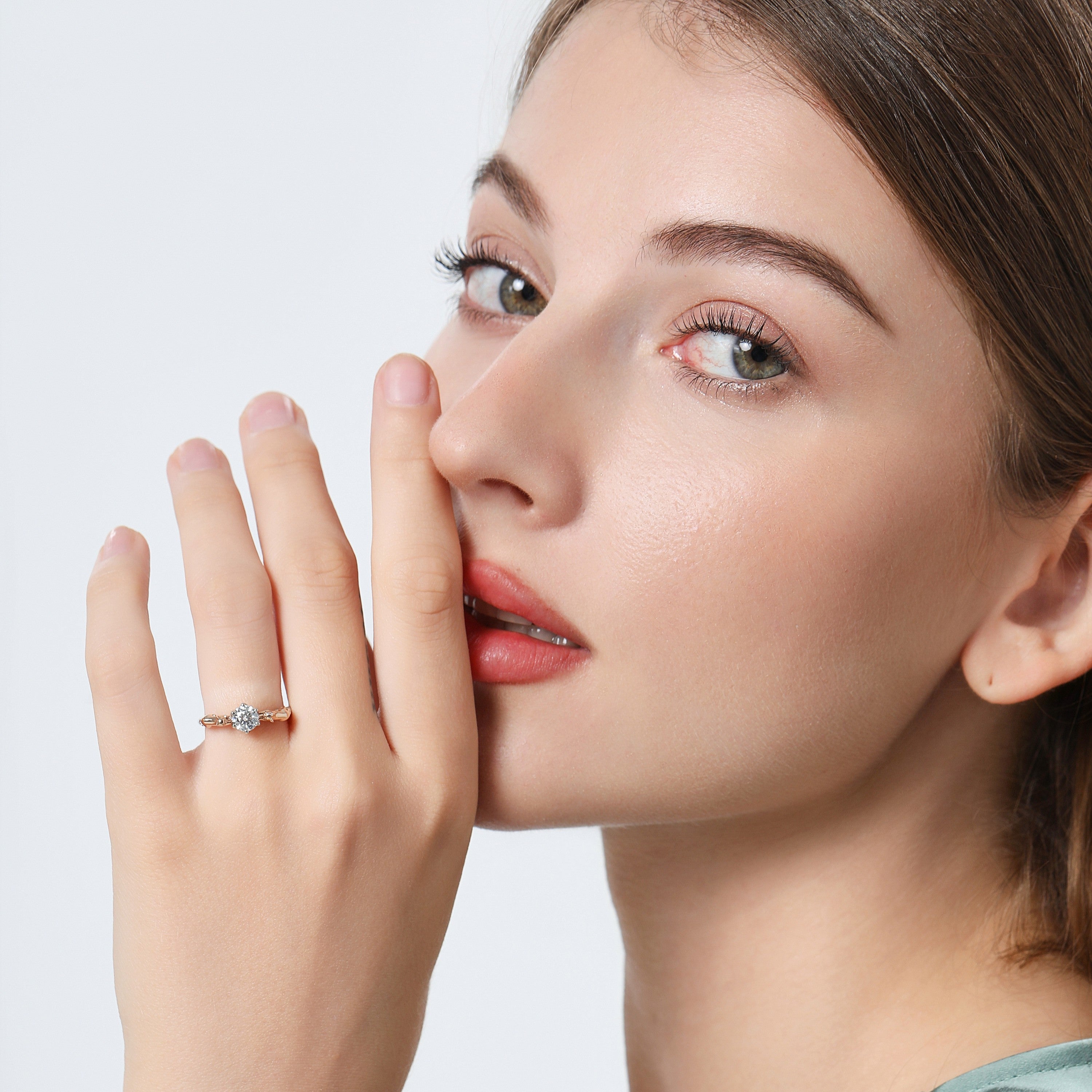 猫の婚約指輪(エンゲージリング)。二匹の猫が力を合わせてダイヤモンドを支えるデザインの猫の婚約指輪(Photo of a woman wearing the ring4)。商品名はGatti Gemelli。