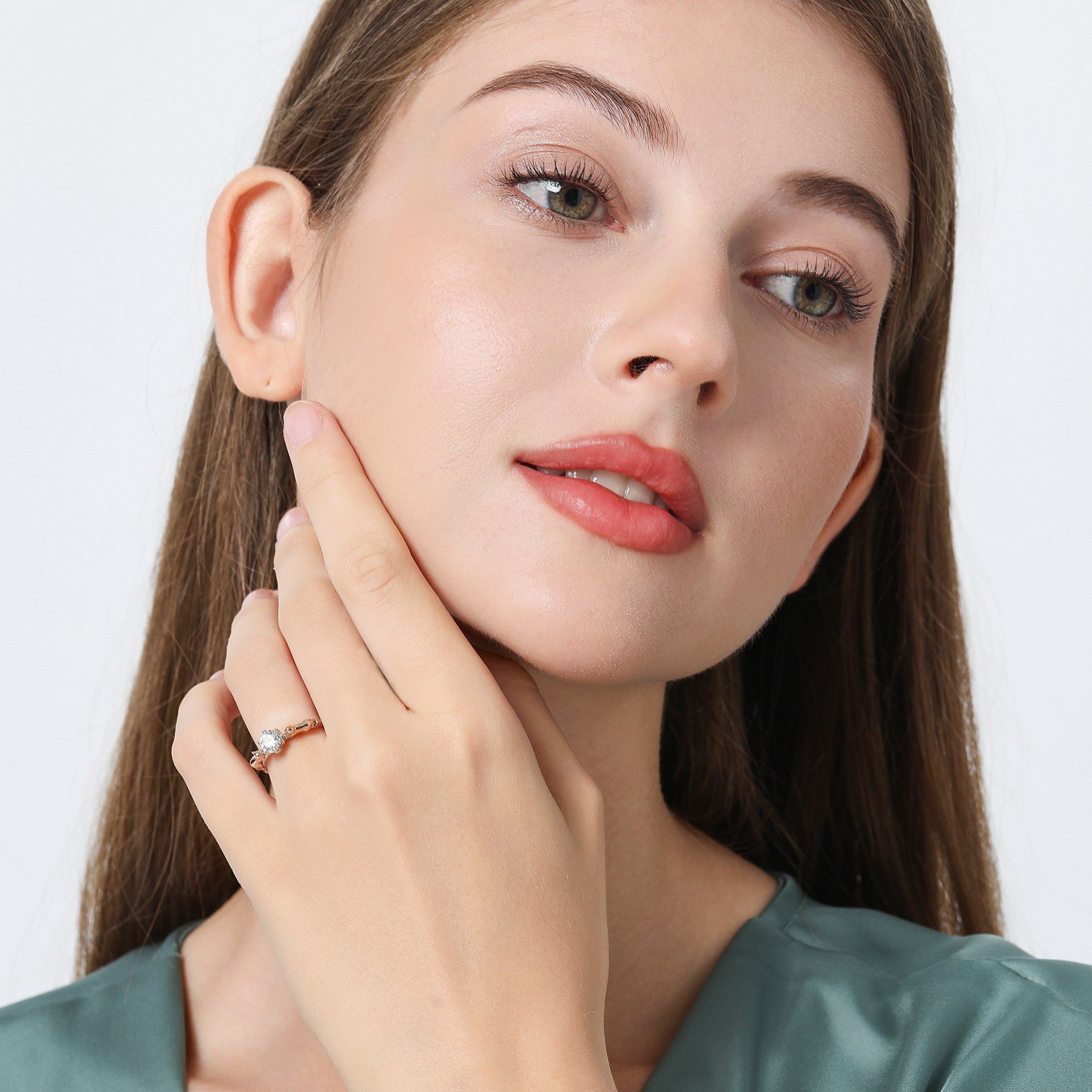 猫の婚約指輪(エンゲージリング)。二匹の猫が力を合わせてダイヤモンドを支えるデザインの猫の婚約指輪(Photo of a woman wearing the ring6)。商品名はGatti Gemelli。