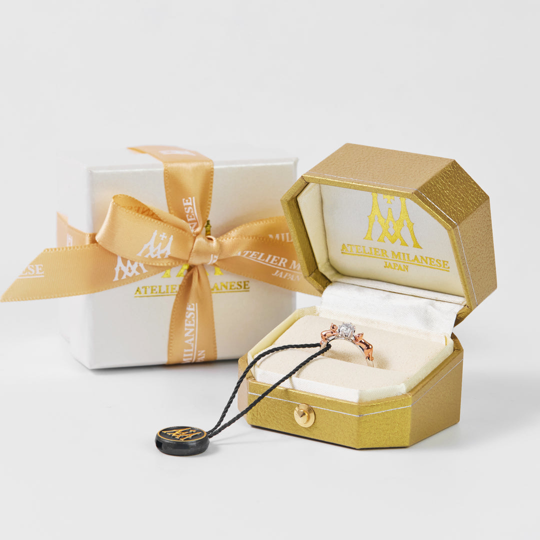 猫の婚約指輪(エンゲージリング)。二匹の猫が力を合わせてダイヤモンドを支えるデザインの猫の婚約指輪（Ring set in a jewelry box）。商品名はGatti Gemelli。